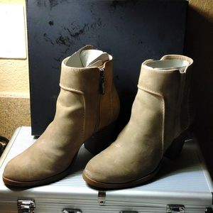 Vera Wang Simply Vera SVINELLIETAUPE 7.5